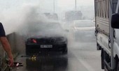 Mercedes bốc cháy ở đường trên cao, tài xế thoát nạn