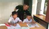 'Con nuôi' của những đồn lính quân hàm xanh