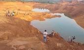 Trượt chân xuống hố khai thác quặng, hai học sinh đuối nước tử vong