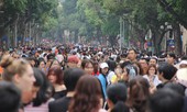 Phố đi bộ Hồ Gươm đặc kín người trong ngày nghỉ lễ giỗ Tổ Hùng Vương