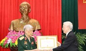 Trao Huy hiệu 70 năm tuổi Đảng tặng nguyên Tổng Bí thư Lê Khả Phiêu
