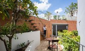 Nhà gạch nung rợp bóng cây xanh lọt đề cử kiến trúc đẹp nhất thế giới