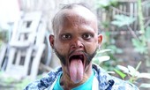 Kỳ lạ người đàn ông có lưỡi siêu dài, chạm được đến trán