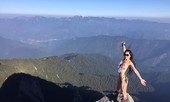 Hot girl mặc bikini leo núi bị đóng băng đến chết