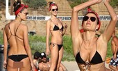 Alessandra Ambrosio diện bikini ‘siêu nhỏ’ chơi bóng chuyền trên bãi biển