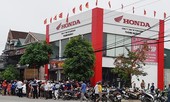 Bản tin 8H: Ba người bị điện giật nguy kịch ở cửa hàng bán xe máy