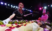 Mẫu nude bàn tiệc sushi trải lòng về công việc nhạy cảm