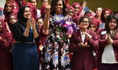 Bà Obama, 'Người đàn bà đẹp' Julia Roberts và sao Hollywood gốc Việt sắp đến VN