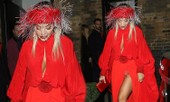 Diện váy xẻ tà cao vút, Rita Ora ‘hớ hênh’ nội y