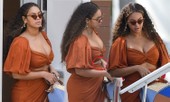 Diện váy hai mảnh khoe ngực ‘khủng’, Beyonce lộ bụng ngấn mỡ
