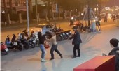 Bản tin 8H: Bảo vệ đấm túi bụi vào mặt phụ nữ tại trung tâm thương mại ở Hà Nội