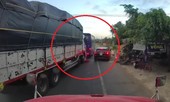 Xe tải đâm vào đuôi xe khách giữa đường