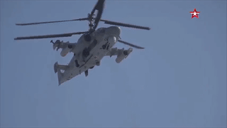 Trực thăng ‘cá sấu’ Ka-52 nhào lộn trên bầu trời