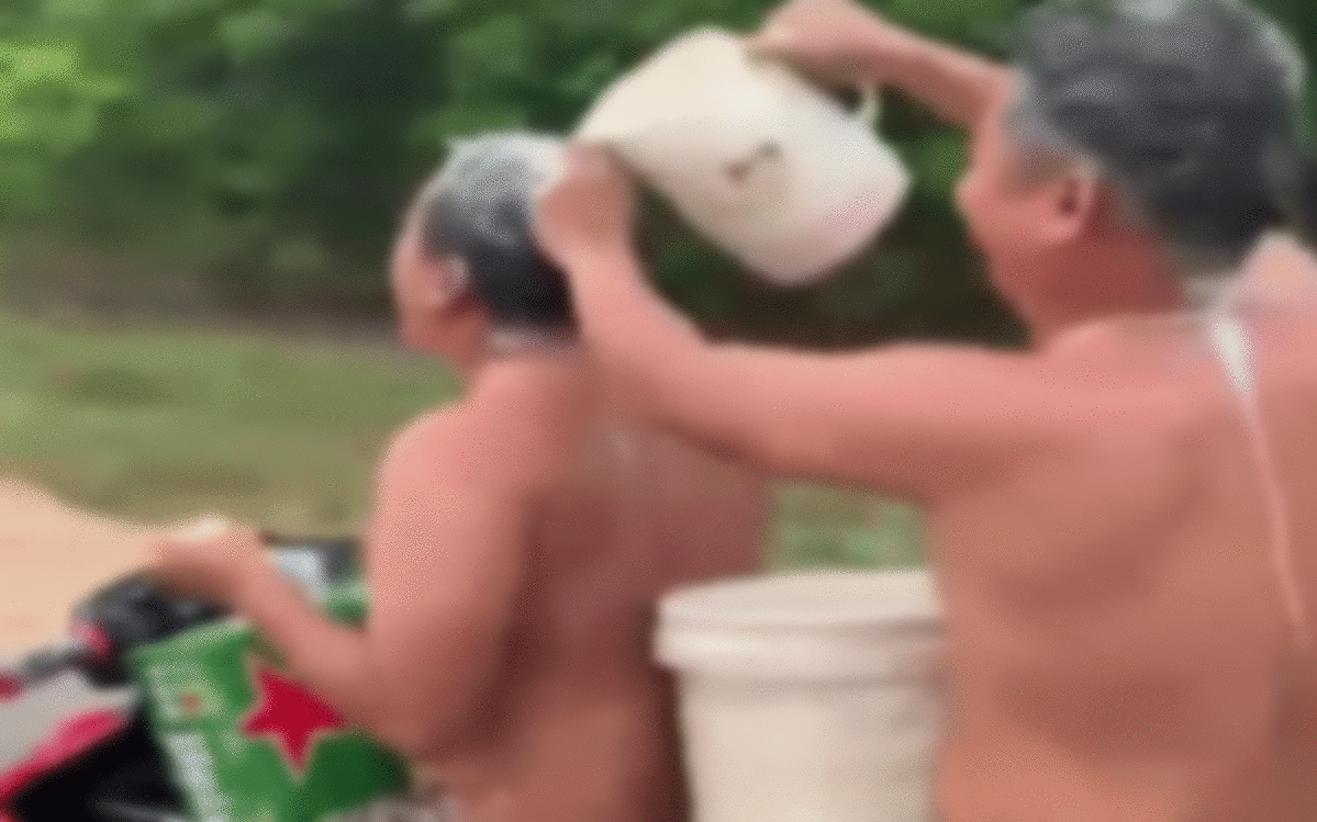 Hai thanh niên vừa đi xe máy vừa gội đầu