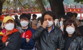 Du khách 'đồng phục' khẩu trang khi tham quan hồ Gươm ngày đầu năm