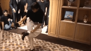 Màn nhảy breakdance trên giày cao gót của nữ vũ công