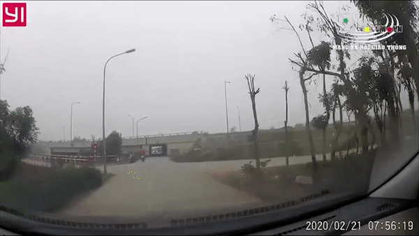 Băng qua ngã tư thiếu quan sát, 2 xe máy tông nhau