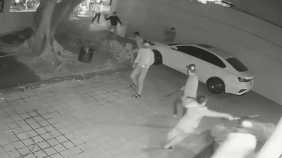 Côn đồ cầm kiếm xông vào biệt thự của đại gia bất động sản ở Đà Nẵng