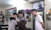 Độc đáo tiệm cắt tóc trong im lặng của ông chủ 9x ở Hà Nội