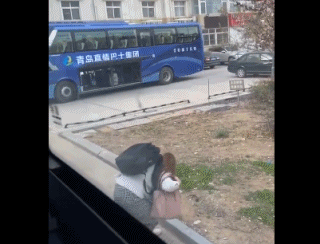 Clip nữ du học sinh bị bắt lại khi trốn cách ly