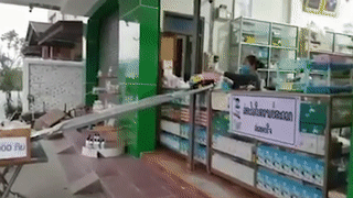 Xe tải đồ chơi giao thuốc cho bệnh nhân mùa dịch Covid-19