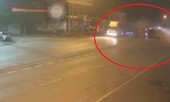 Container đâm vào dải phân cách rồi lật ngang giữa đường