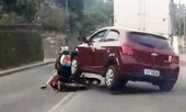 Ô tô chèn lên xe máy của người phụ nữ sau cãi vã