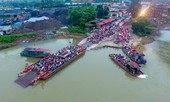 Hàng ngàn người ùn ùn đợi phà giữa thời dịch Covid-19