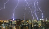 Tại sao các tòa nhà lại gắn cột thu lôi?