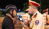 Lái xe không mũ bảo hiểm quay đầu xe khi thấy chốt đo nồng độ cồn