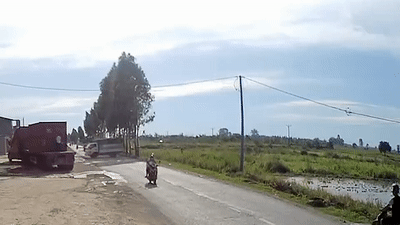 Tài xế quên kéo phanh khiến xe tải trôi lùi xuống ruộng