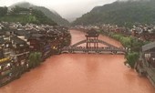 Phượng Hoàng cổ trấn chìm trong ngập lụt ở thượng nguồn đập Tam Hiệp