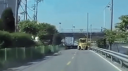 Thùng xe tải va vào gầm cầu vượt rơi xuống đường