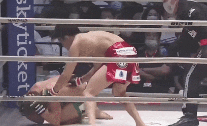 Võ sĩ knock-out đối thủ bằng đòn bị cấm ở nhiều giải đấu