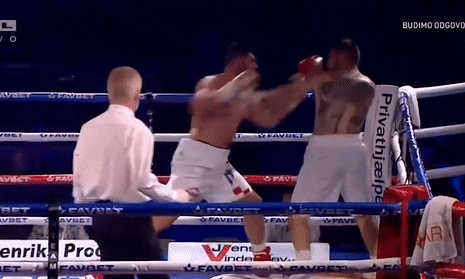 Bị knock-out, võ sĩ gục đầu bất tỉnh trên dây bao sàn