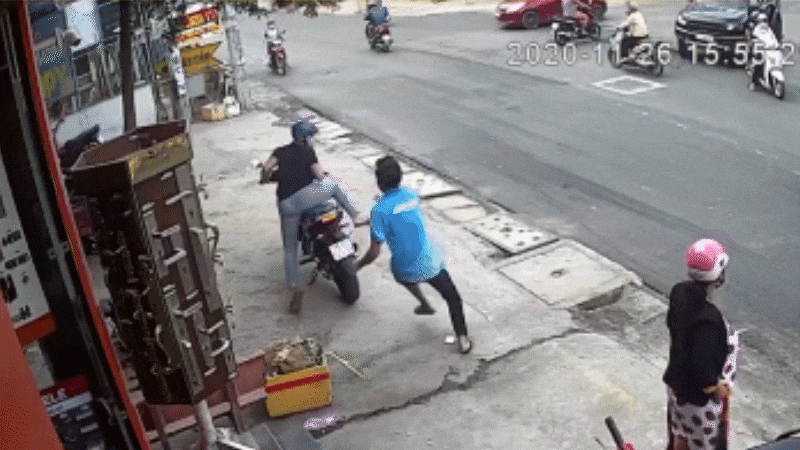 Chủ nhà vây bắt tên trộm xe máy ở Sài Gòn