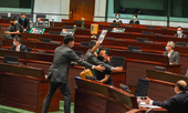 Nghị sĩ Hong Kong ném nước bẩn trong phiên thảo luận về luật quốc ca