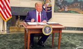 Ông Trump bị cười nhạo vì dùng chiếc bàn tí hon
