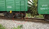 Người phụ nữ bị tàu hỏa đâm trúng mắc kẹt trên đường ray