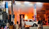 Lùi xe đâm đổ cột bơm xăng, ô tô bốc cháy ngùn ngụt