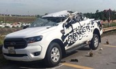 Va chạm với xe tải lùi từ trong nhà ra đường, 4 người trên Ford Ranger thương vong