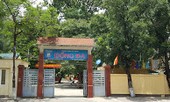 Một học sinh ngã từ lan can tầng 2 xuống sân trường