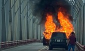 Siêu xe Ranger Rover cháy ngùn ngụt trên cầu Chương Dương