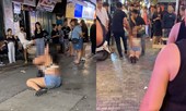 Người phụ nữ lăn lộn, lột đồ đòi tiền trước cửa quán bar