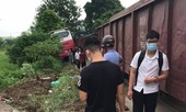 Hà Nội: Tàu hỏa đâm trúng xe khách 45 chỗ chở học sinh