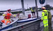 CSGT hỗ trợ người gặp nạn, tiếp tế lương thực cho bà con vùng lũ