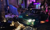 Siêu xe Bentley 'nát đầu' sau khi lao lên vỉa hè ở Hà Nội