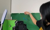 Hai bạn trẻ chụp hình… tục ngữ, thành ngữ