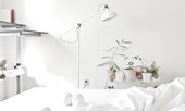 Sống tối giản không có nghĩa là ngừng mua thứ mình thích, thậm chí nên có những thứ này