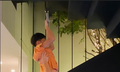 Khoảnh khắc Kim Lý chơi vui với con trai Hồ Ngọc Hà gây chú ý